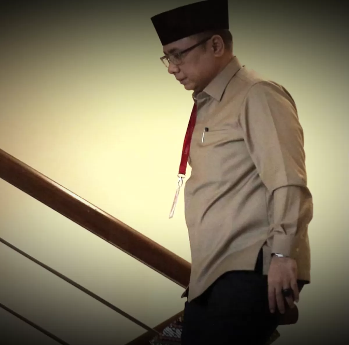 KPK menetapkan eks Menag Yaqut tersangka korupsi kuota haji. Modus jual beli kuota tambahan rugikan negara Rp 1 triliun. Simak lengkapnya.