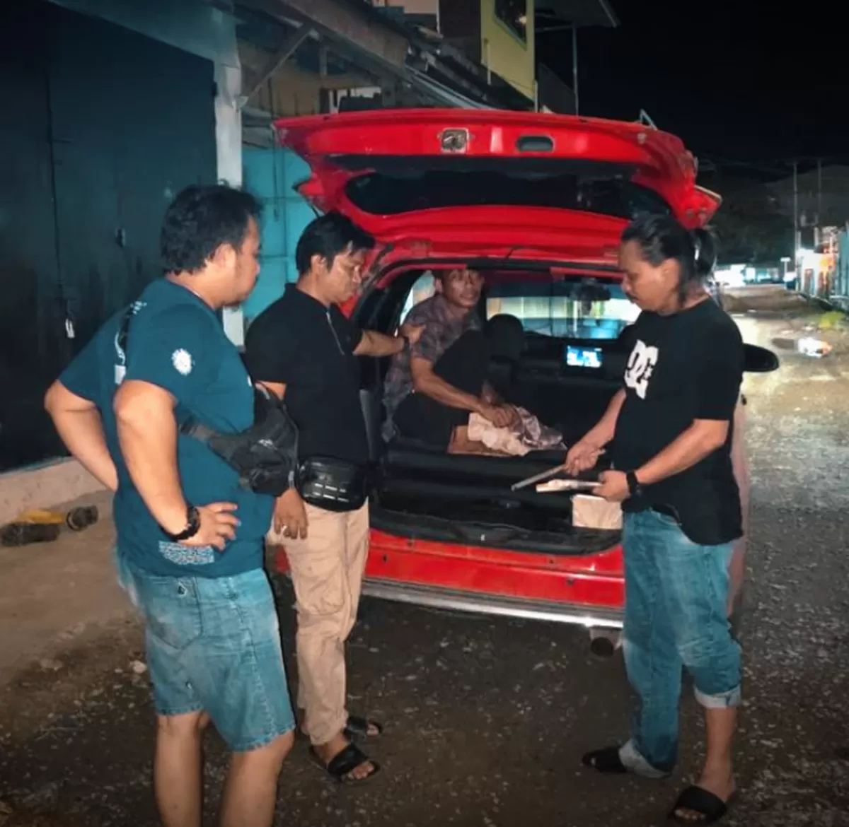 Terjerat candu judi online, pria di Luwu nekat bobol kotak amal Masjid Al Islah dua kali semalam. Polisi ungkap motif demi mengejar slot.