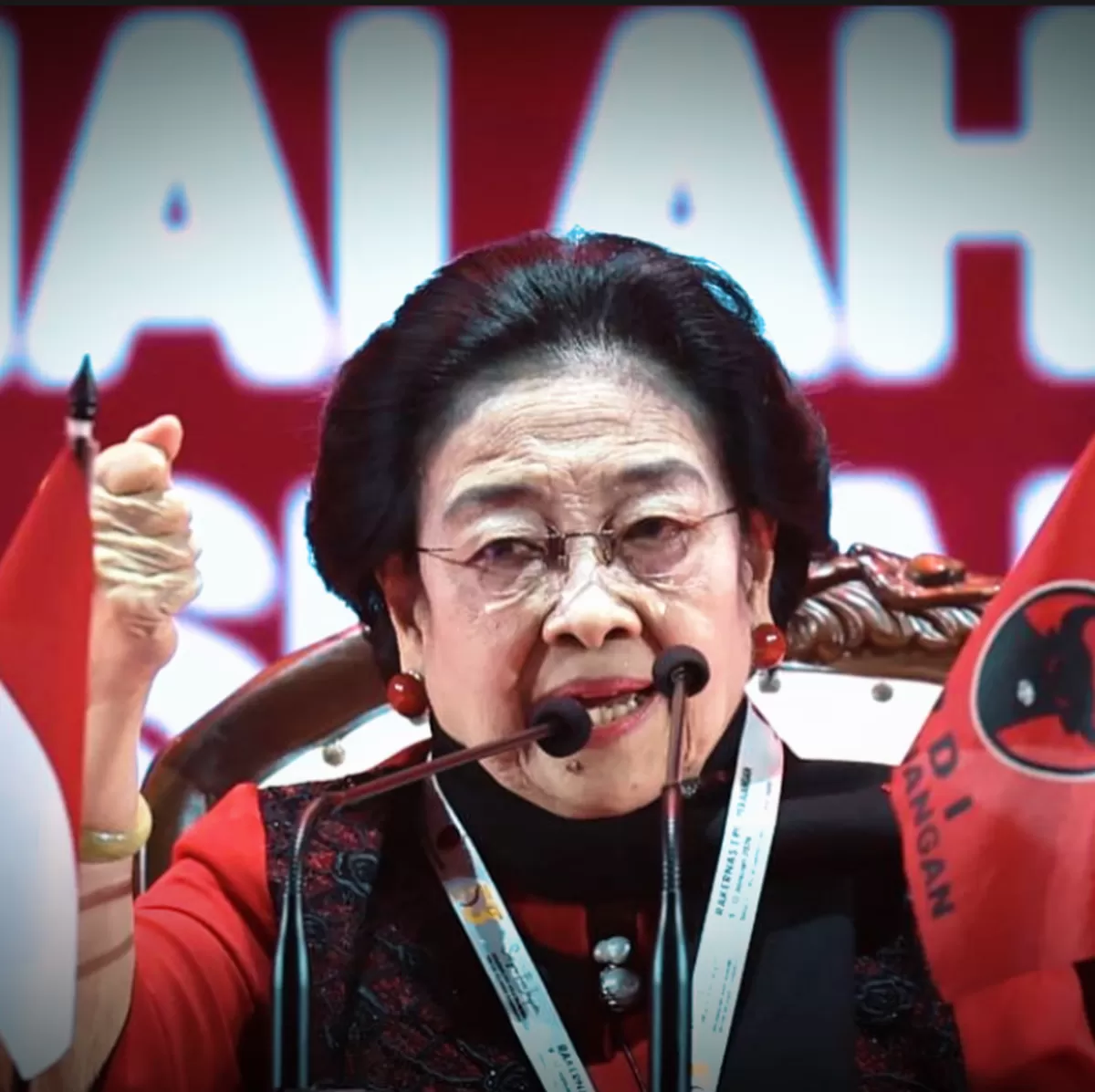 Megawati Soekarnoputri menuntut kader PDIP menjadi penjaga ekologi dan pejuang moral, sembari mengecam keras intervensi AS di Venezuela.