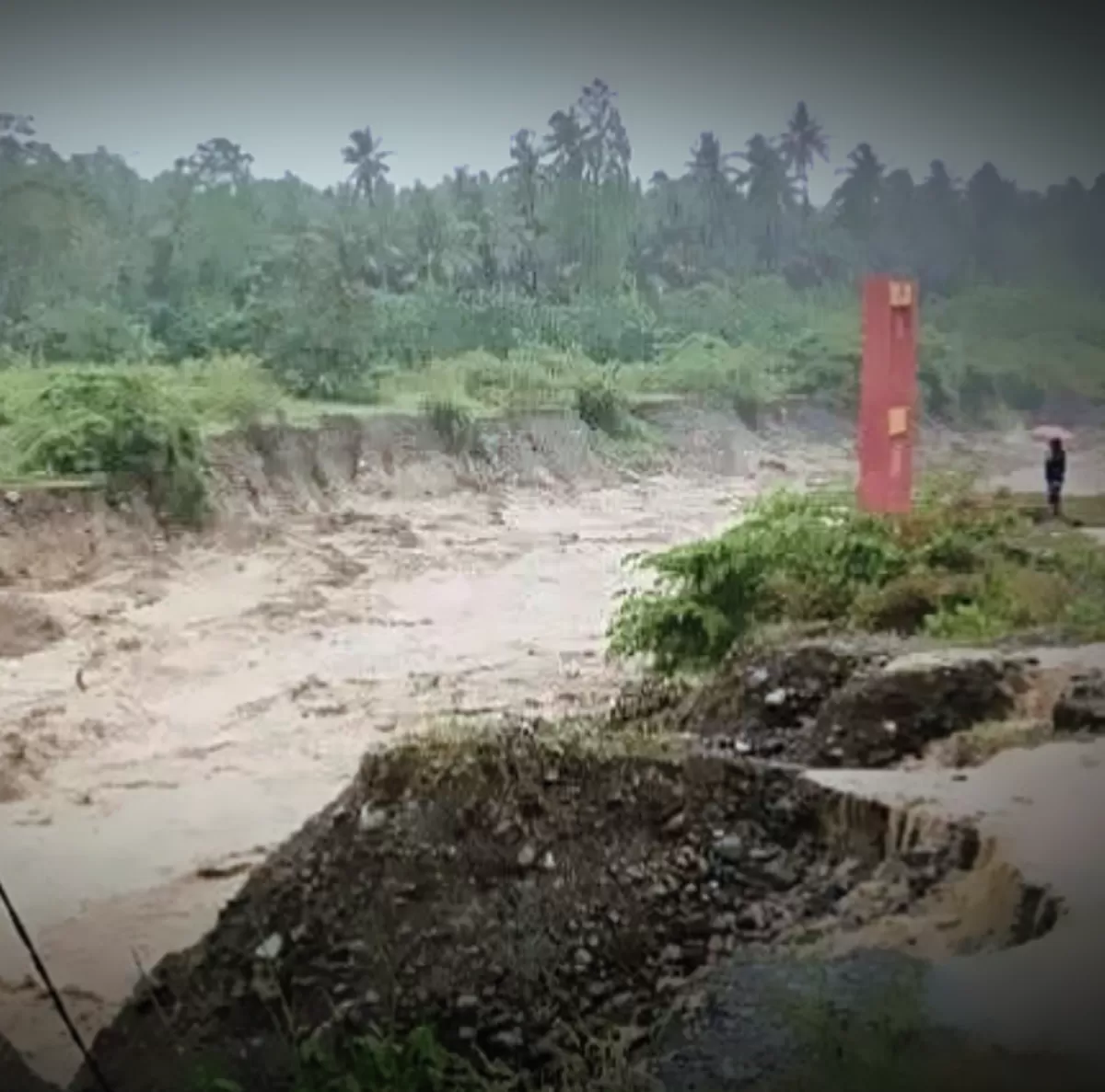 Banjir melanda Tanantovea, Donggala. Tiga rumah hanyut, jembatan terputus. Warga mengungsi mandiri, butuh jembatan darurat segera.