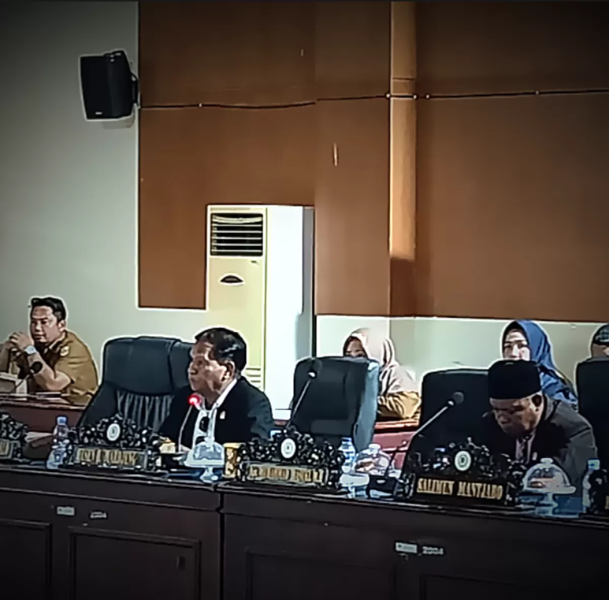 Evaluasi Gubernur Sulteng ungkap keterlambatan APBD Parigi Moutong 2026. Husen Mardjengi kritik tajam buruknya harmonisasi eksekutif.