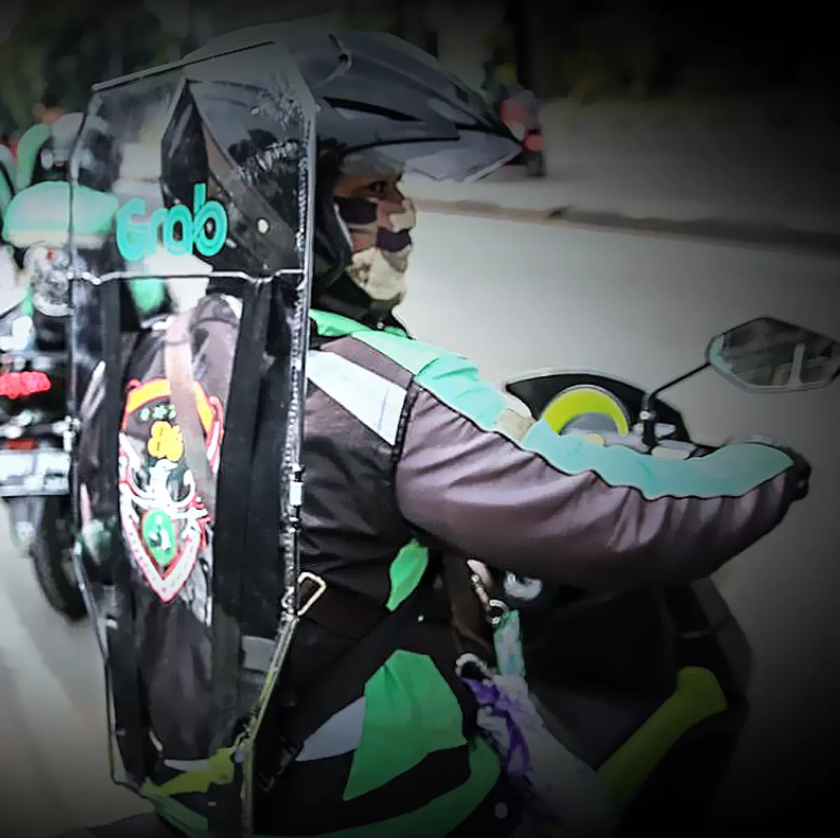 Pemerintah pangkas iuran BPJS Ketenagakerjaan transportasi 50 persen. Perlindungan 15 bulan bagi ojol dan kurir mulai Januari 2026.