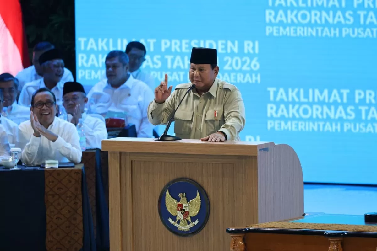 Presiden Prabowo Subianto kritik elite yang gagal kelola kekayaan alam. Di Rakornas 2026, beliau tegaskan jangan menyerah lawan kemiskinan dan minta pemimpin buang sekat politik.