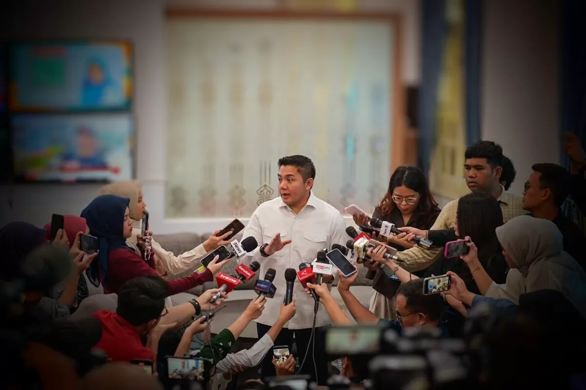 Seskab Teddy Indra Wijaya membantah kabar Presiden Prabowo menggunakan dua pesawat kepresidenan ke luar negeri. Faktanya, Presiden konsisten menggunakan satu unit Garuda Indonesia.