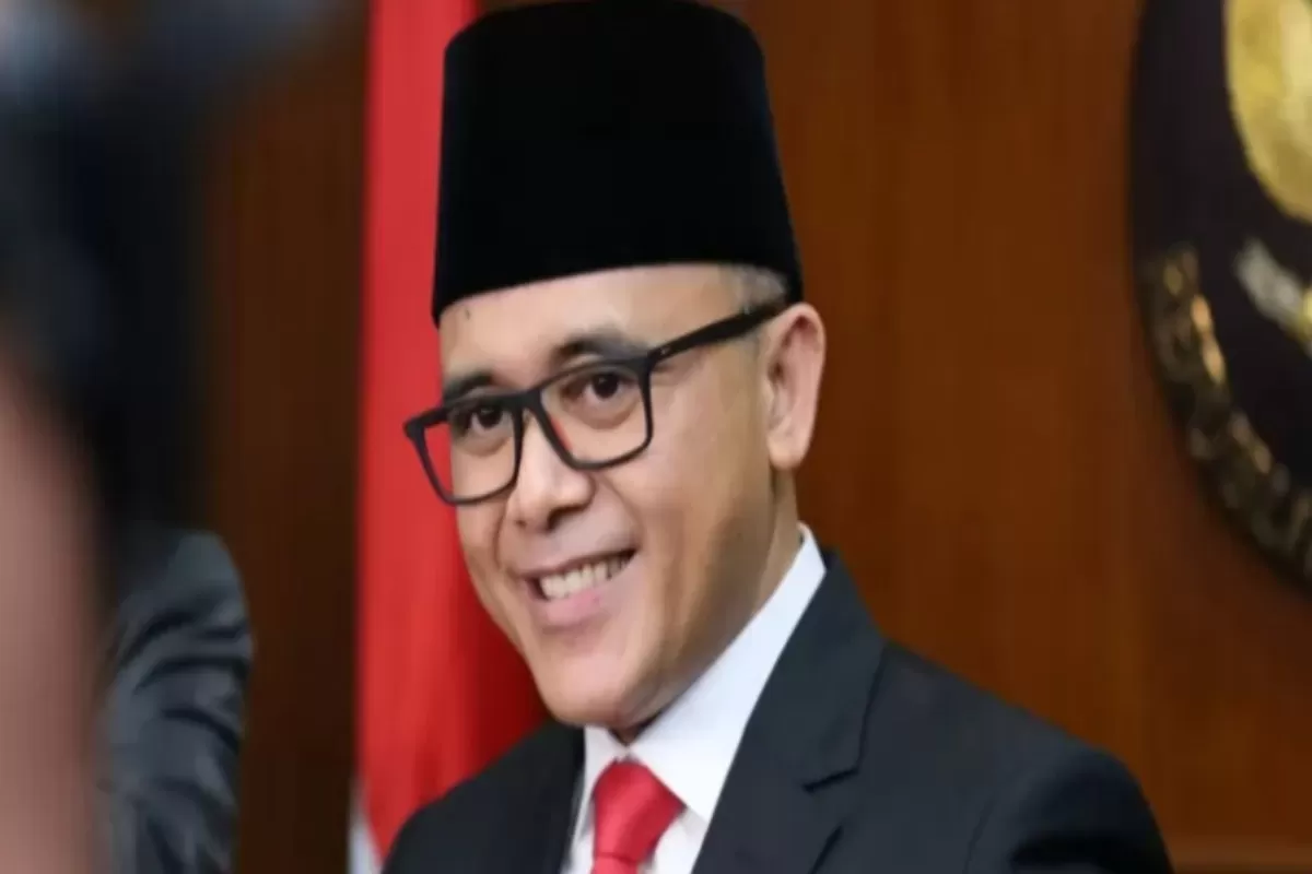 Pegiat anti korupsi analisis dokumen IUP tambang emas Tumpang Pitu era Azwar Anas. Ada dugaan pelanggaran aturan pengalihan izin dan perubahan status hutan