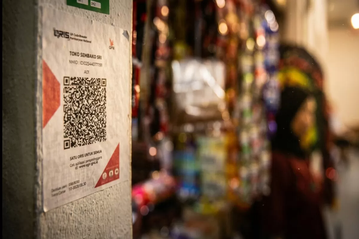 Waspada modus penipuan QRIS palsu yang bisa menguras rekening. BI imbau pedagang dan pembeli teliti verifikasi identitas merchant saat bertransaksi digital.