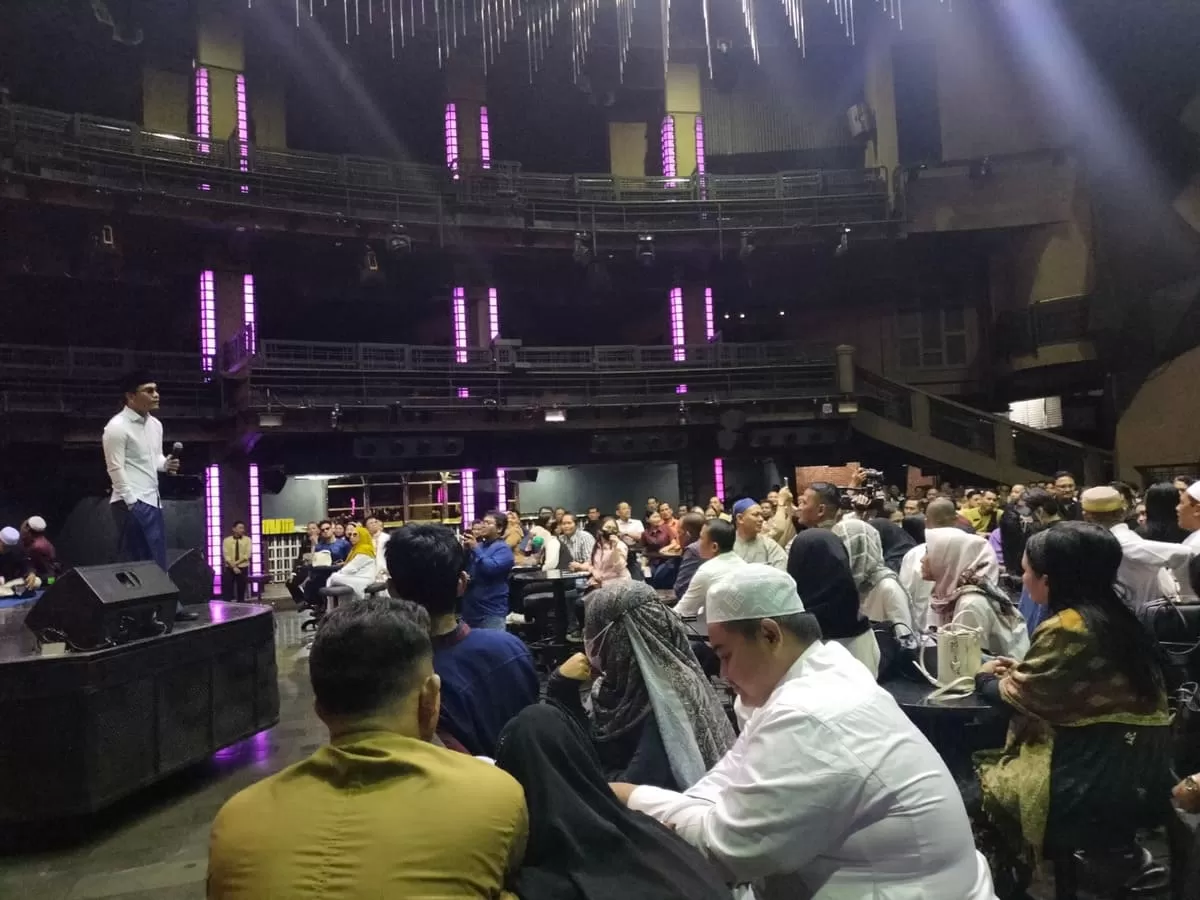 Gus Miftah kembali ke "habitat" dakwahnya dengan menggelar buka puasa bersama pekerja Colosseum Jakarta. Membawa pesan sejuk tentang hamba Tuhan tanpa menghakimi.