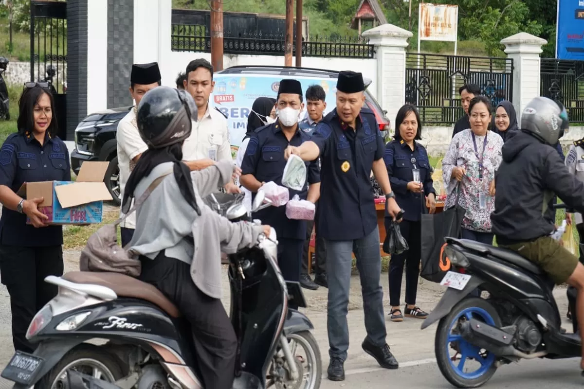 Kakanwil Imigrasi Sulteng Arief Hazairin Satoto pimpin aksi berbagi takjil gratis di Palu. Wujud nyata kepedulian insan imigrasi di Ramadan 1447 H.