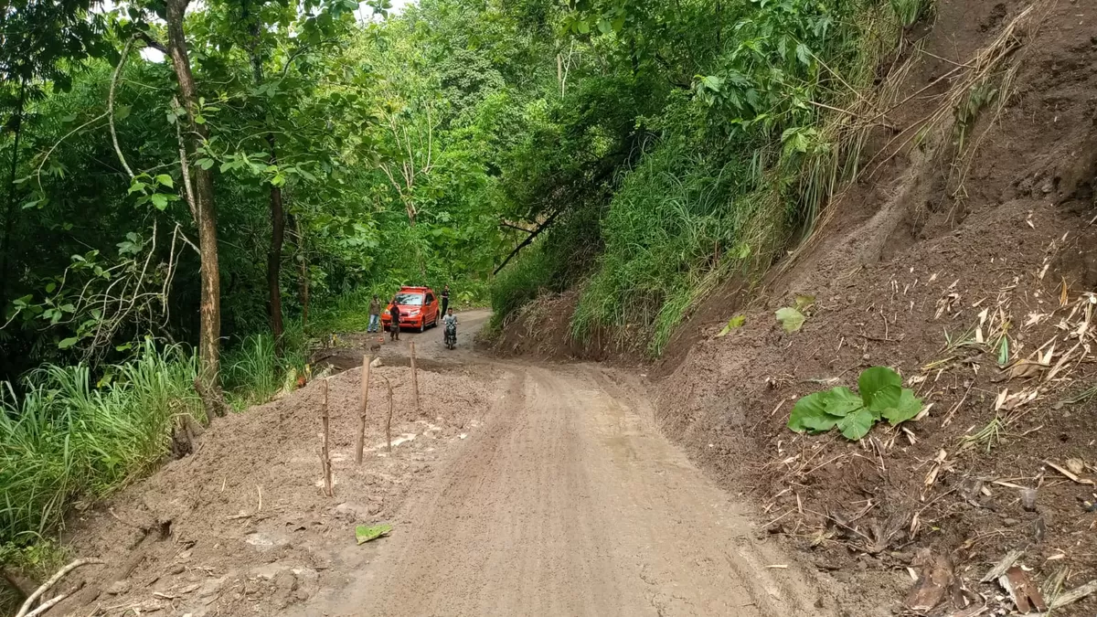 TERTUTUP LONGSOR: Akses jalan di Kampung Pojok RT 25/04 Desa Cibuntu Kecamatan Simpenan sempat tak bisa dilalui kendaraan akibat tertutup material longsor. (DOK/PUSDALOPS BPBD KAB. SUKABUMI)