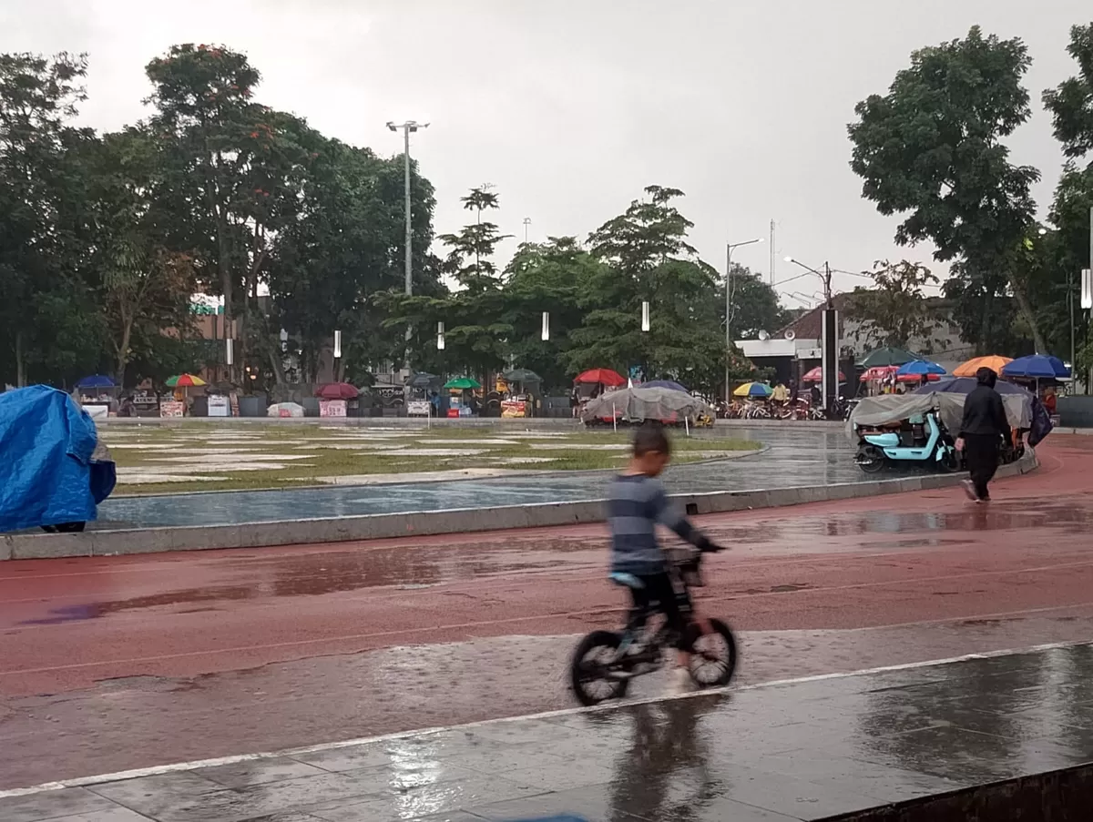 Lapang Merdeka Kota Sukabumi dipenuhi sepeda dan maenan yang disewakan