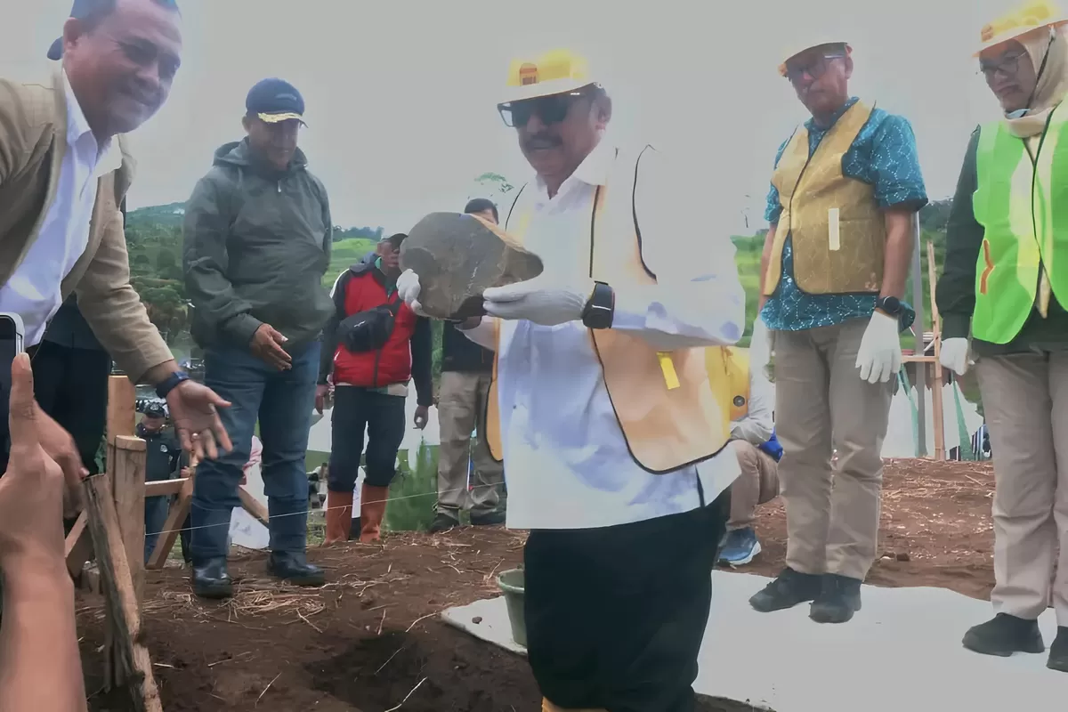 Peletakan batu pertama Pustu Baiturrahman oleh Bupati Sukabumi Asep Japar 