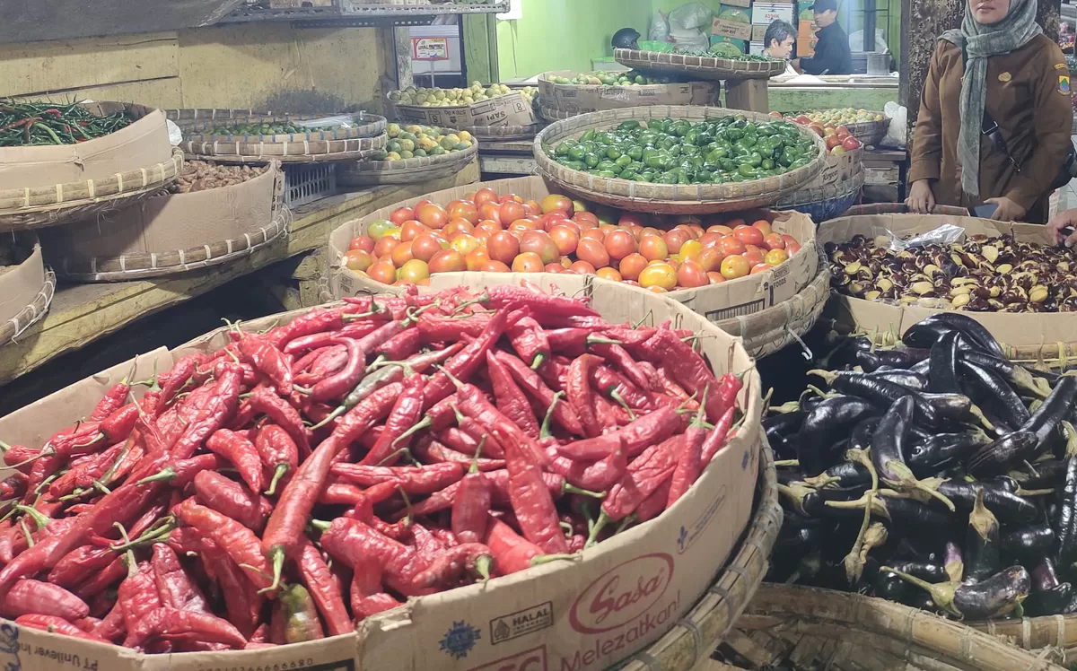 STABIL: Harga berbagai komoditas kebutuhan pokok di pasar tradisional di Kabupaten Cianjur relatif masih stabil dua pekan menjelang Ramadan.