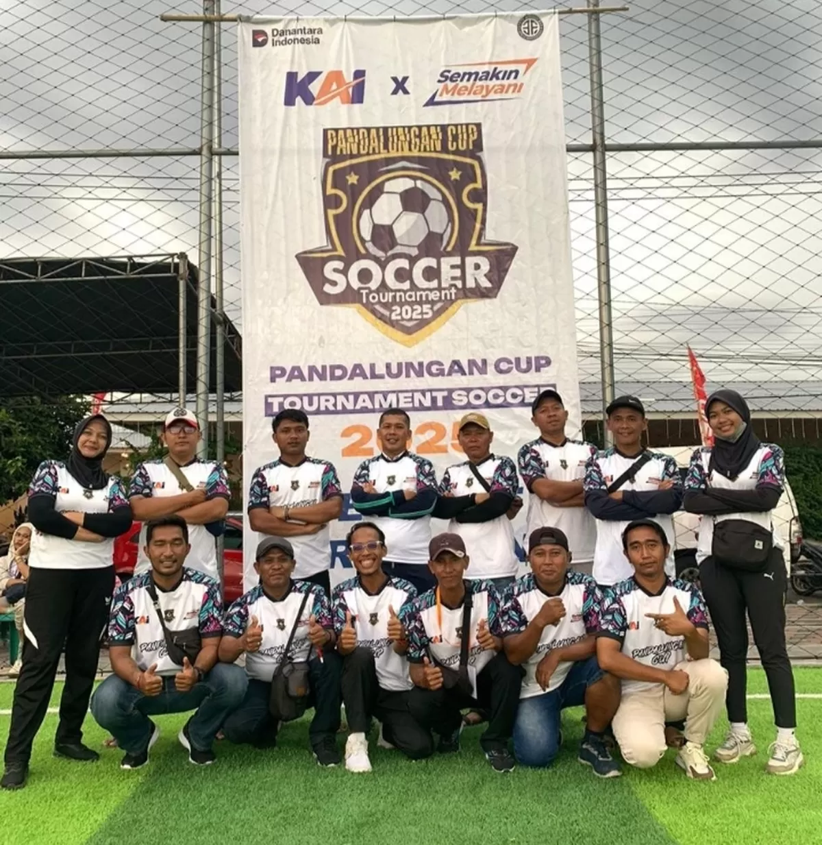 Foto bersama para panitia pertandingan U-9 dan U-11 Pandalungan Cup 
