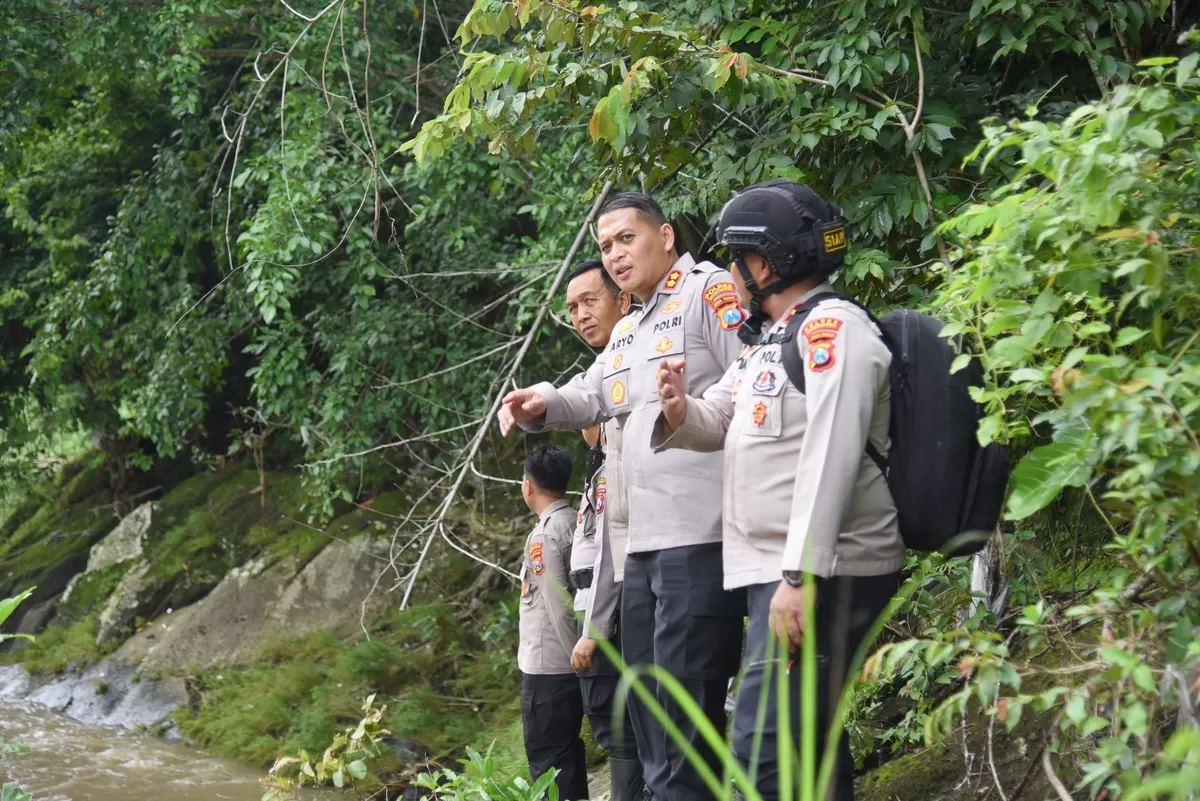 Kepedulian AKBP Dr. Aryo Dwi Wibowo Pimpin Langsung Pencarian Korban Tenggelam di Sungai Sampean Baru. Foto istimewa Pandhalungan 