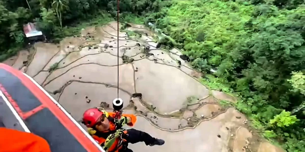 Melihat Perjuangan Tim SAR Gabungan Evakuasi Korban Pesawat ATR 42-500: Gelantungan di Helikopter hingga Tebing. Foto istimewa Pandhalungan 