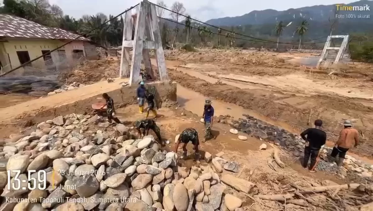 Prajurit TNI AD terus kebut pembangunan jembatan di Tapanuli Tengah. Foto istimewa Pandhalungan.com