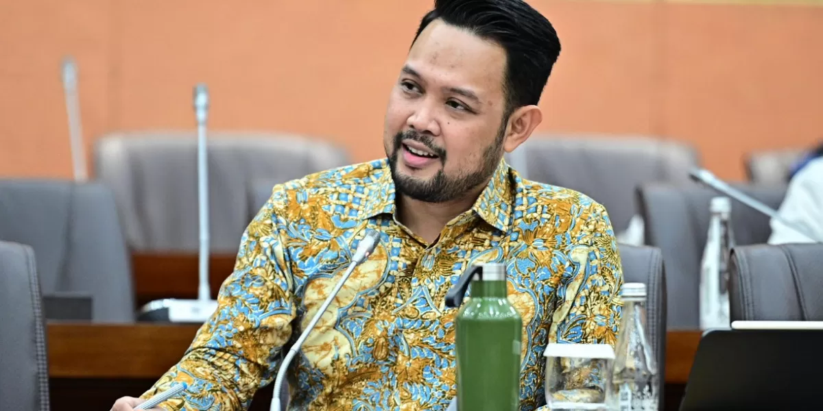 Anggota Komisi VI DPR RI, Rivqy Abdul Halim, mengeluarkan peringatan keras kepada PT Kereta Api Indonesia (PT KAI) saat periode pembukaan pemesanan tiket Lebaran. Foto istimewa Pandhalungan.com