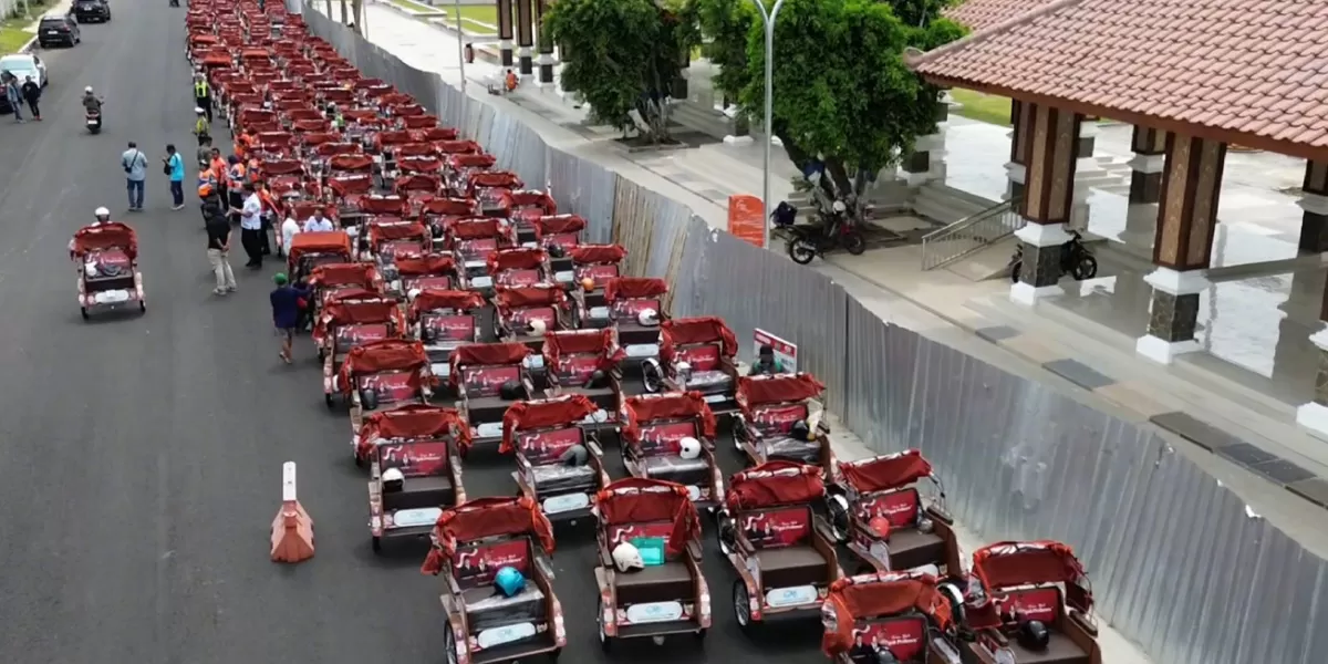 Dapat Becak Listrik, Penarik Becak Sidoarjo Ramai-ramai Panjatkan Doa untuk Prabowo. Foto istimewa Pandhalungan.com