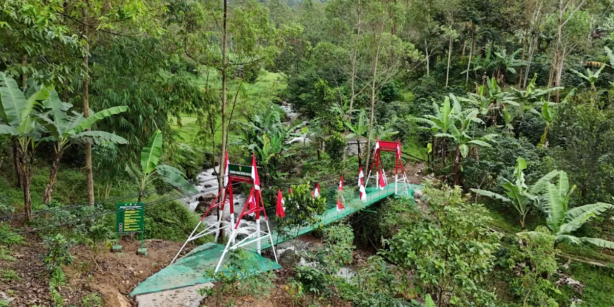 Jembatan Gantung Cisurupan Garut Hadir, Pelajar Tak Lagi Bolos Sekolah karena Terhadang Banjir. Foto istimewa Pandhalungan.com