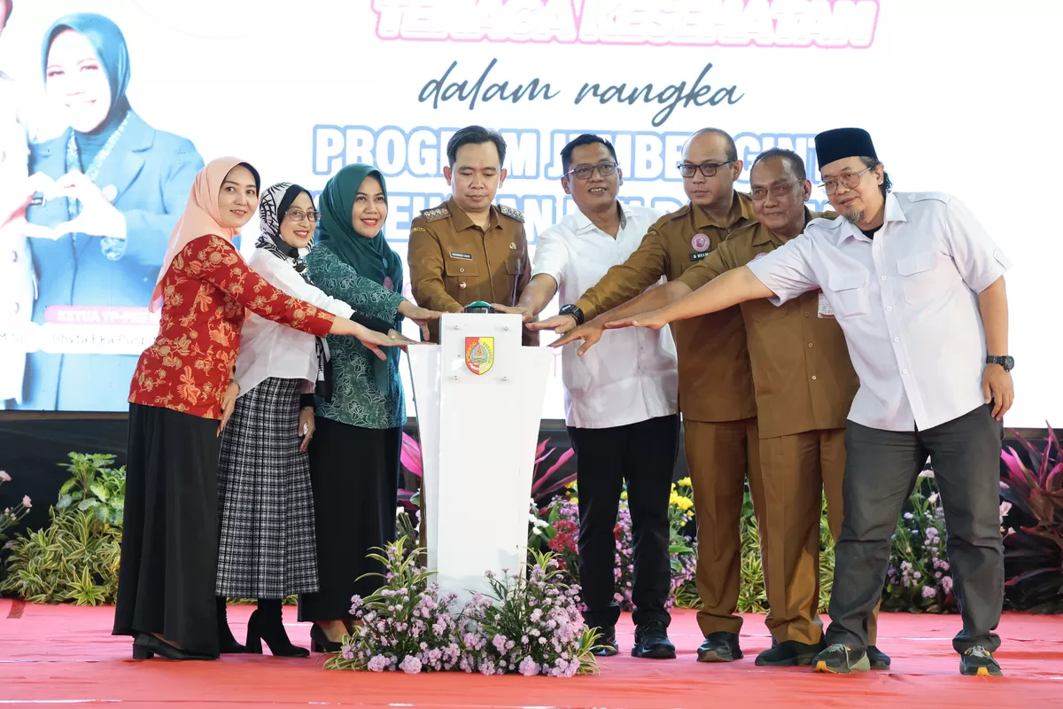 Bupati Gus Fawait Launching Gerakan 1.200 Tenaga Kesehatan dalam rangka Program Jember Cinta Kesehatan Ibu dan Anak. Foto istimewa Pandhalungan.com