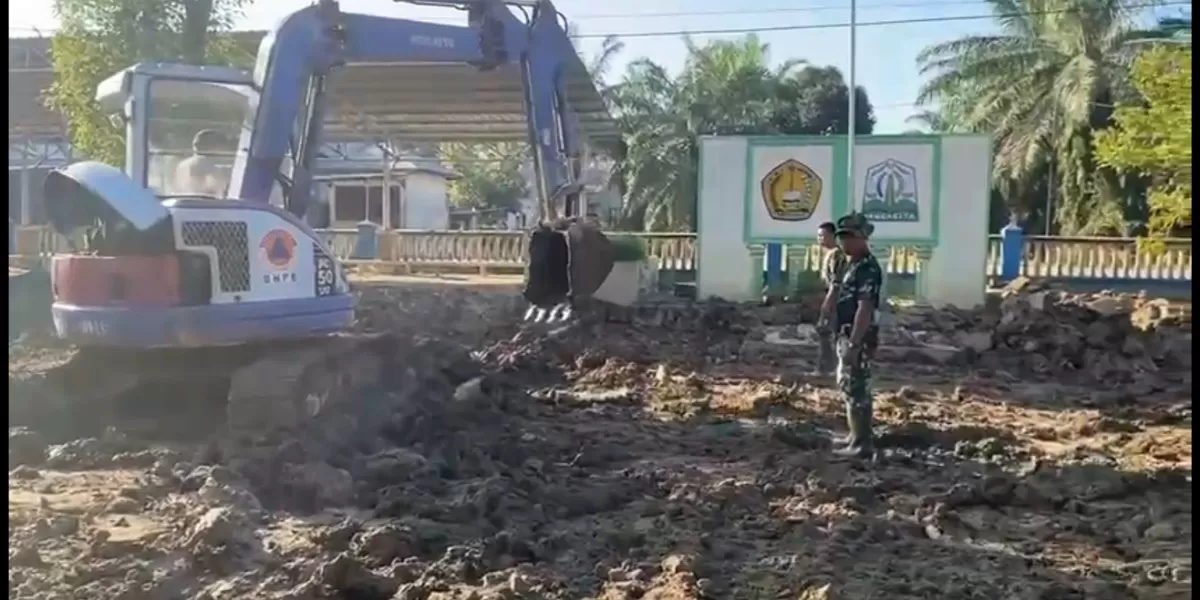Gotong Royong dengan Masyarakat di Aceh, TNI Bersihkan Rumah Warga hingga Sekolah dari Lumpur. Foto istimewa Pandhalungan 