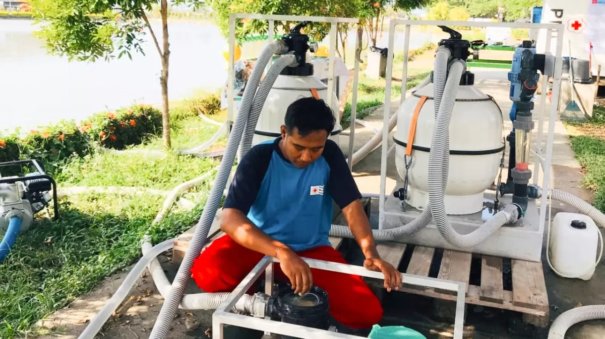 Tingkatkan Kualitas Air di Lokasi Bencana, Relawan PMI Jember Bagikan Ilmu Klorinasi di Pidie Jaya. Foto istimewa pandhalungan.com