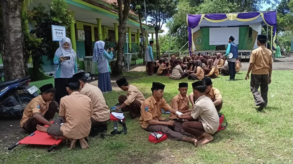 Siswa siswi MTs ikuti simulasi kesiapsiagaan bencana. Foto istimewa pandhalungan.com