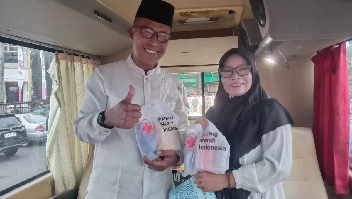 Pasutri Kompak Donor Darah di Resepsi Satu Abad NU Alun-Alun Jember. Foto istimewa pandhalungan.com