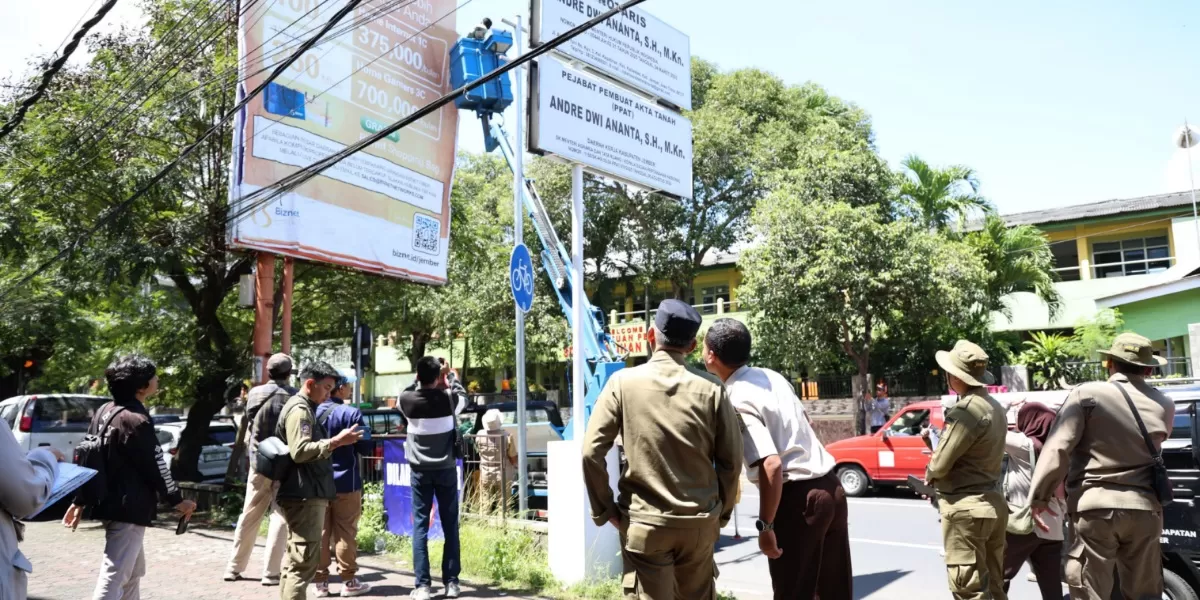 Satpol PP Gencarkan Penertiban Reklame Ilegal di Jember. Foto istimewa pandhalungan.com
