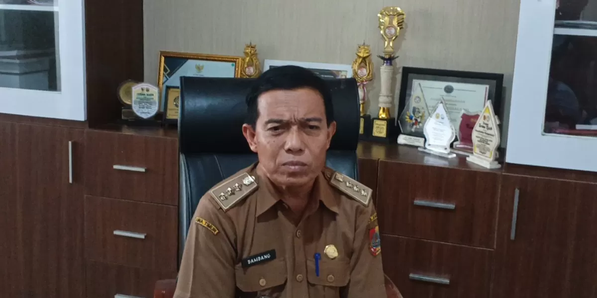 Camat Bangsalsari, Bambang Erwin Setyono, meluruskan polemik dokumen perubahan APBDes Desa Karangsono Tahun Anggaran 2025. Foto istimewa pandhalungan.com