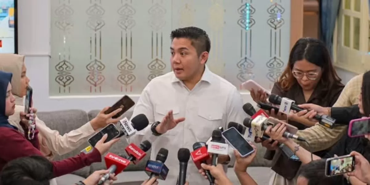 Seskab RI, Teddy Indra Wijaya membantah kabar Presiden Prabowo Subianto menggunakan dua pesawat kepresidenan saat berkunjung ke luar negeri (LN). (Dok. Setkab RI)