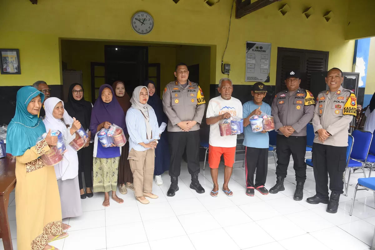 Sebagai wujud aksi Kemanusiaan Kapolres Bondowoso Gandeng Mas Bhabin Berbagi Di Panti Jompo .Foto Istimewa Pandhalungan.com