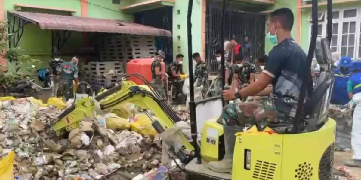 Bersihkan Jalan hingga Tempat Ibadah, TNI Dukung Pemulihan Aktivitas Warga Sumatra Pascabencana.Foto istimewa Pandhalungan.com