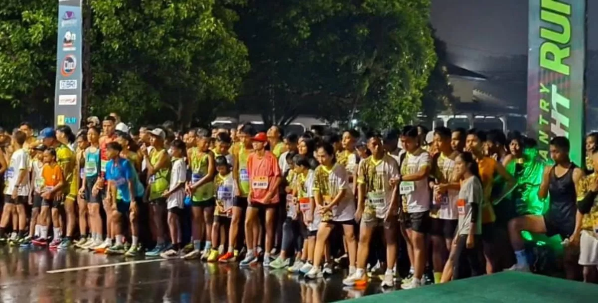 Prajurit Yonif 509 Kostrad Tunjukkan Semangat Juang di Infanteri Night Run Bondowoso 2026.