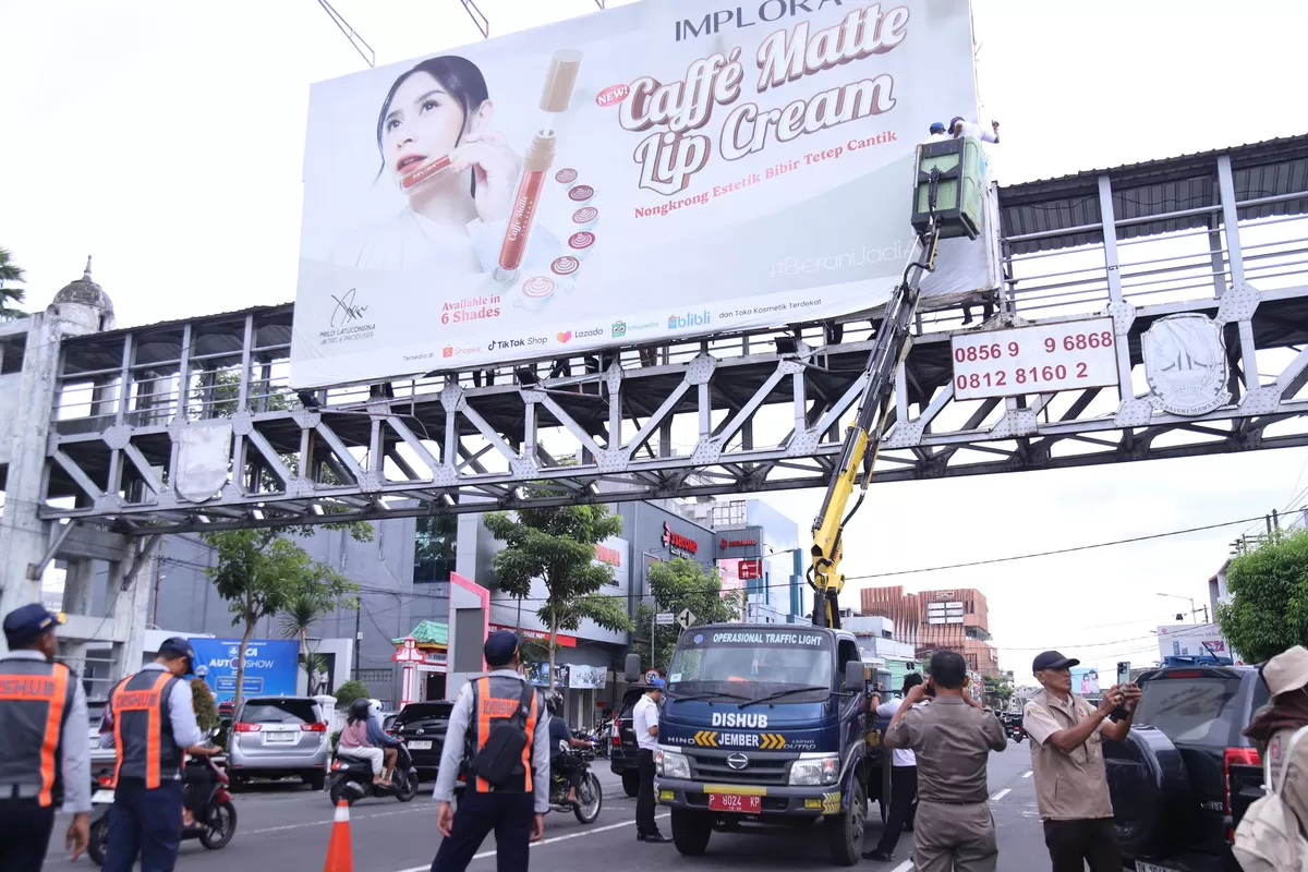 Pemkab Jember Sikat Reklame, Baliho, hingga Spanduk Tak Berizin. Foto istimewa 