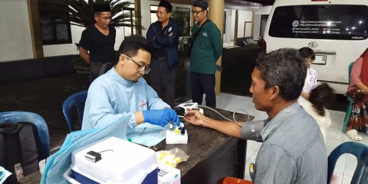 Donor darah di malam Ramadhan.Foto istimewa pandhalungan