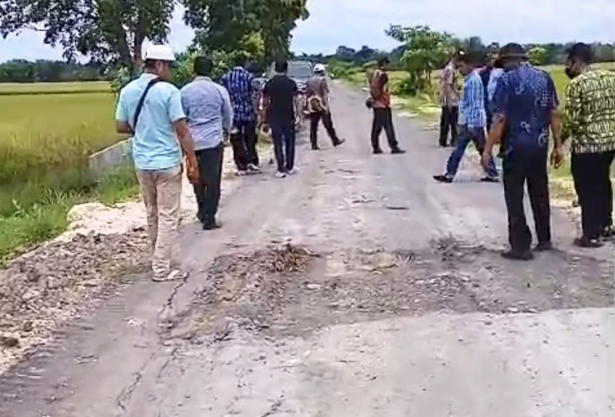 Polemik proyek peningkatan jalan desa di Desa Ngampal, Kecamatan Sumberrejo, Kabupaten Bojonegoro, semakin memanas.