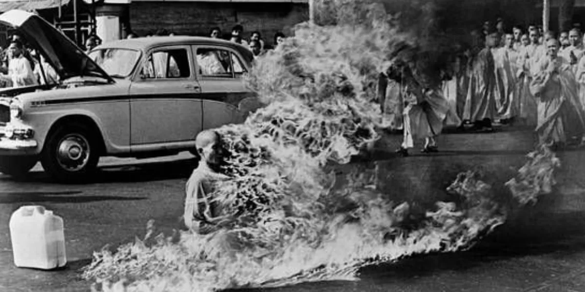 Biksu yang Terbakar Tanpa Berteriak: Foto Th&iacute;ch Quảng Đức yang Mengguncang Dunia (Source Image : Pinterest.com/Fine Art America)