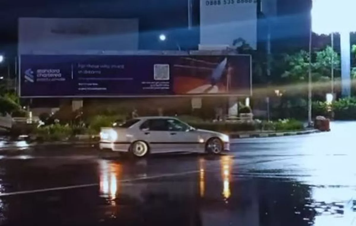 Tampak salah satu dari 2 mobil BMW yang melakukan drifting di Lampu Merah Pondok Indah Mall atau PIM di Kebayoran Lama, Jaksel. (Foto: Tangkapan layar Instagram @joansyahputra)