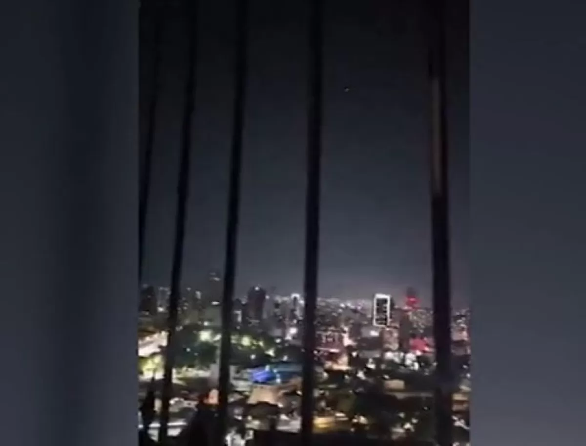 Tangkapan layar video pendek yang CNN verifikasi memperlihatkan nyala tembakan antipesawat membelah gelapnya malam di atas Kota Caracas. (Foto: Tangkapan layar X CNN)