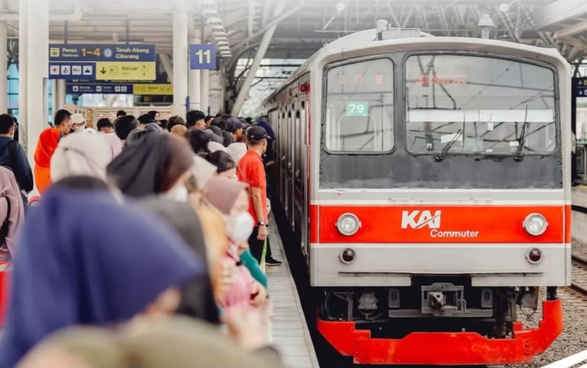 KRL Green Line tertahan di Stasiun Tanah Abang. (Instagram @communeterline)