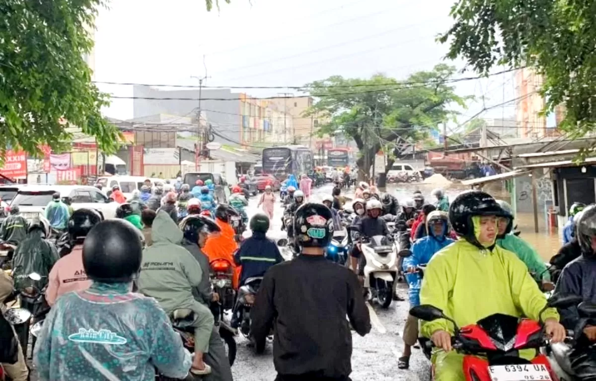 Jumat 23 Januari 2026 pagi, jalan provinsi Ciledug Indah juga macet panjang karna banjir. (X @AboutTNG)