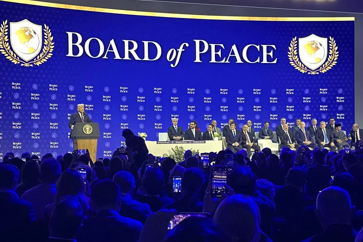 Presiden AS Donald Trump saat mendeklarasikan Dewan Perdamaian yang berupaya menyelesaikan konflik global di Davos, Swiss. (Foto: X.com @HibaNasr)