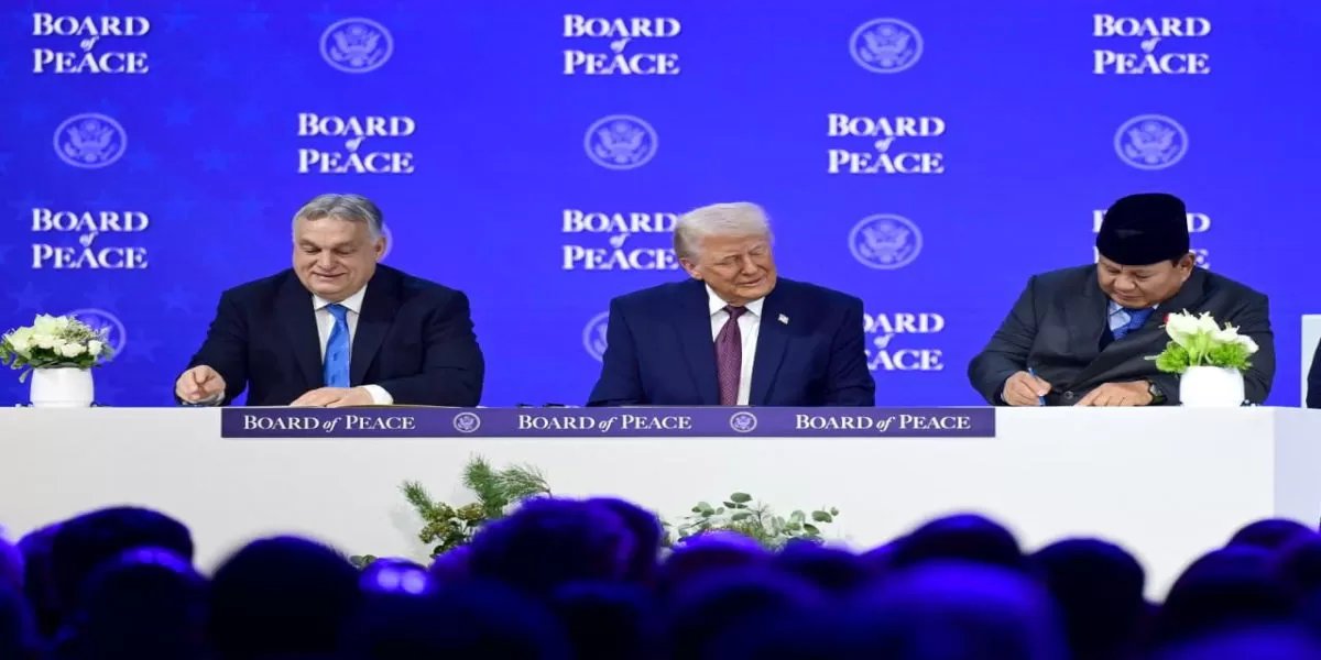 Presiden Prabowo Subianto menandatangani Board of Peace (BoP) Charter yang digagas Donald Trump (Foto: BPMI Setpres RI)