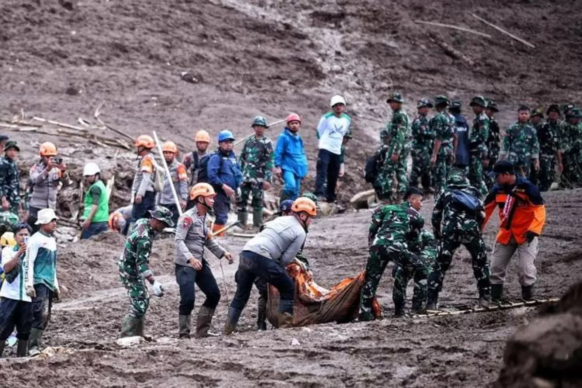 Tim SAR gabungan melakukan evakuasi korban longsor karena banjir lumpur di KBB. (Jabar Prov)