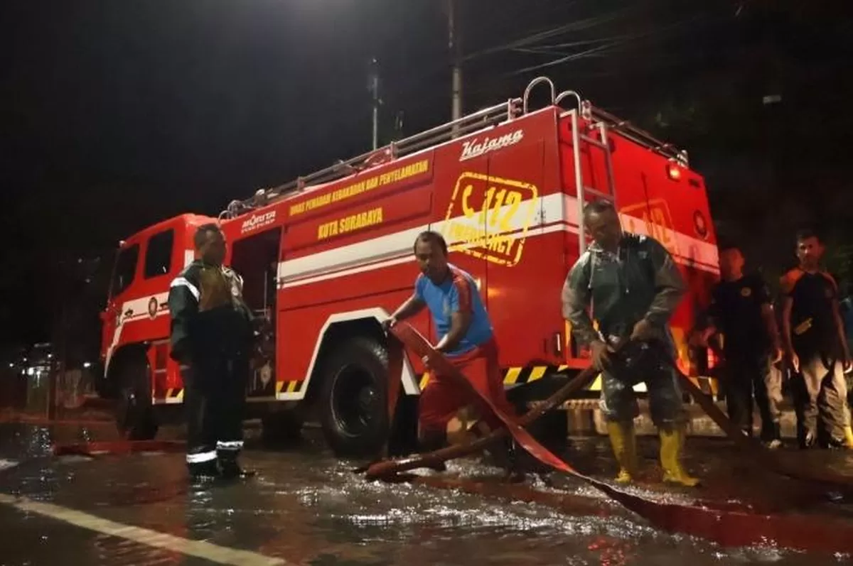 Hujan Deras Landa Surabaya, DPKP dan DLH Bergerak Cepat Atasi Genangan di Puluhan Titik (Foto: surabaya.go.id)