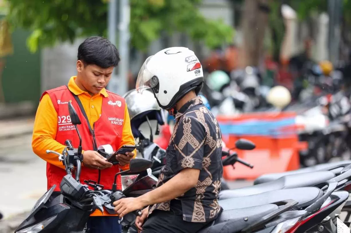 Trio Wahyu Bowo Tegaskan Legalitas Juru Parkir dan QRIS Resmi di Surabaya (Foto: surabaya.go.id)