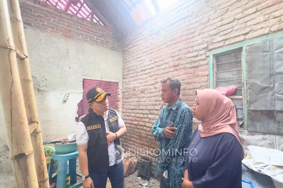 Gus Barra Dampingi Pemulihan Rumah Rudi Hartono Pasca Angin Puting Beliung di Desa Puloniti (Foto: mojokertokab.go.id)