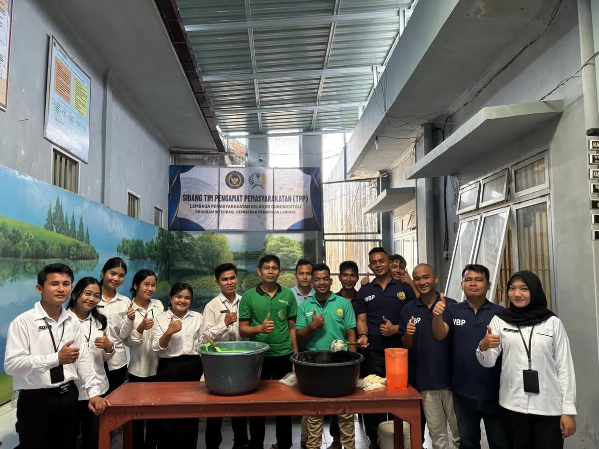 Petugas, Peserta Magang dan WBP Lapas Gunungsitoli Saat Kegiatan Pelatihan Pembuatan Sabun Cuci Piring 
