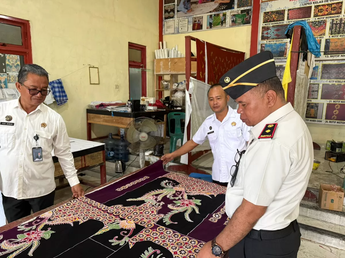 Kalapas Gunungsitoli Saat Tinjau Kegiatan Pembinaan Kemandirian WBP